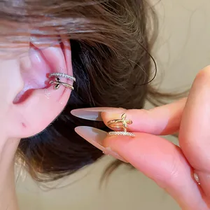 Vista detallada de un ear cuff de estrella de doble capa con circonitas brillantes.