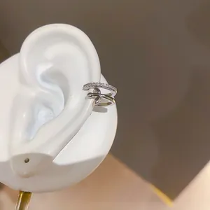 Primer plano detallado del manguito de oreja plateado con circonitas y estrella