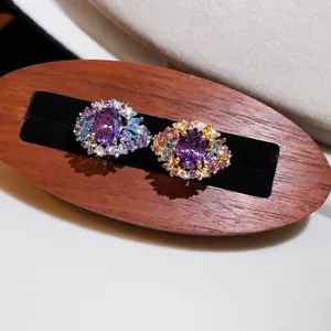 Lujoso anillo ovalado ajustable chapado en oro de 18k con circón púrpura y gemas finas