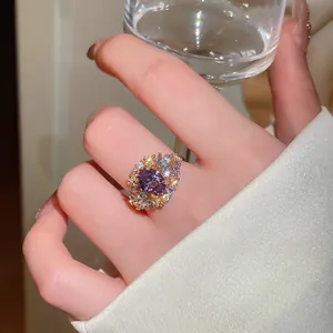 Detalle macro de anillo de lujo chapado en oro 18k con circonita púrpura ovalada brillante