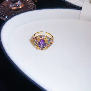 Vista detallada de un anillo ovalado bañado en oro de 18 quilates con circón púrpura