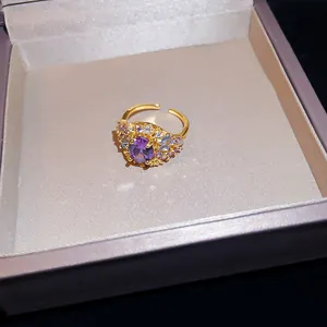 Vista detallada de un anillo abierto de lujo chapado en oro 18k con circón púrpura