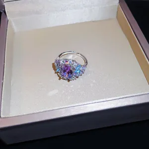 Primer plano detallado de un elegante anillo abierto de circón púrpura con piedras de colores