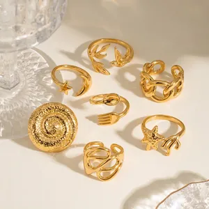 Detailansicht verschiedener goldener Edelstahlringe mit Natur- und Geometriemotiven.