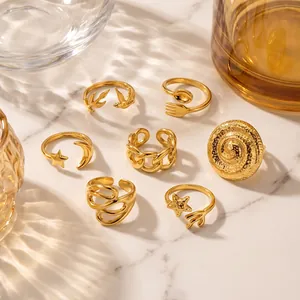 Set aus sieben vergoldeten Edelstahlringen mit einzigartigen geometrischen Designs