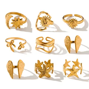 Detaillierte Sammlung von neun goldenen Edelstahlringen mit Himmels- und Naturmotiven