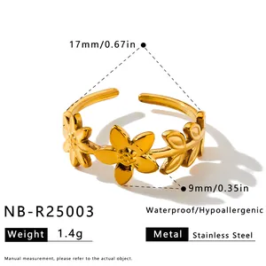 Detailansicht des goldenen Edelstahl-Blumenrings mit 17 mm Durchmesser und 1,4 g Gewicht.