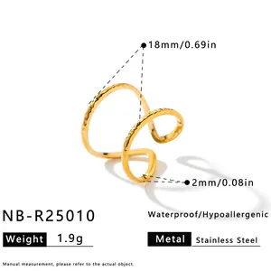 Detailansicht eines unregelmäßigen geometrischen Edelstahlrings mit Maßen und Gewicht