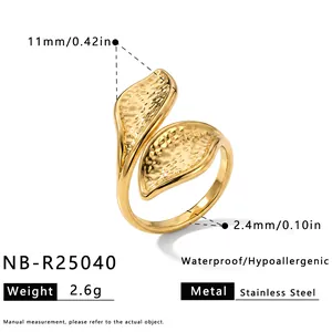 Detailansicht der Abmessungen und Hammerschlag-Textur eines goldenen Edelstahlrings.