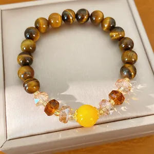 Primer plano detallado de una pulsera de cuentas de ojo de tigre en un estuche