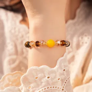 Primer plano de una pulsera de cuentas de estilo Maillard vintage con ojo de tigre