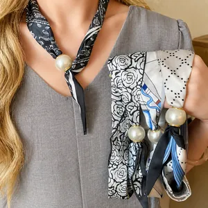 Collier foulard en soie de style français avec grosse perle et fermoir magnétique
