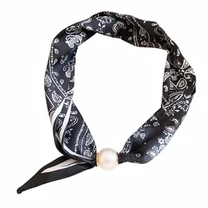 Élégant collier écharpe en soie paisley de style français avec un grand pendentif perle