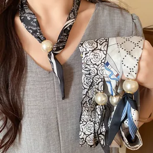 Vue détaillée de colliers foulards en soie de style français avec pendentifs perles