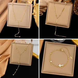 Elegante conjunto de joyas de acero inoxidable dorado con collares y pulsera de cruz