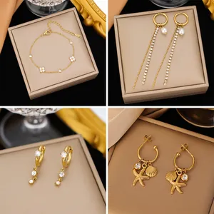Conjunto de joyas de acero inoxidable de lujo con pulsera de trébol y pendientes elegantes.