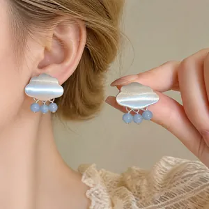 Elegantes pendientes de nube y gota de agua con cuentas azules y acabado plateado para mujer