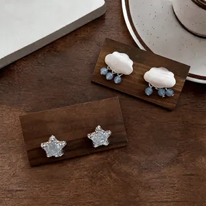 Elegantes pendientes de botón con diseño de nube gota de lluvia y estrella para mujer