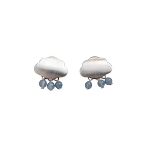 Pendientes de nube en plata mate minimalistas con cuentas de gotas de agua azul claro