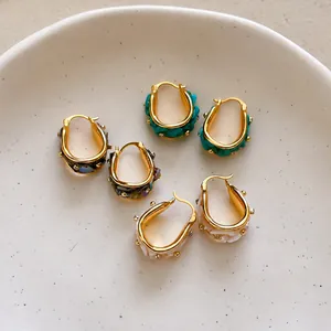Pendientes de aro chapados en oro de 18k con incrustaciones de concha y piedras finas