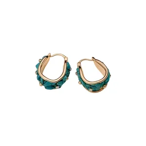 Pendientes de aro bohemios bañados en oro de 18k con piedras turquesas y pequeños diamantes