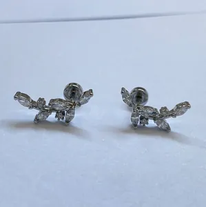 Dettaglio degli orecchini a lobo ad ala d'angelo in argento con pietre di zirconi