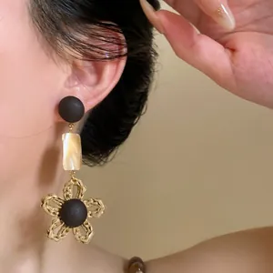 Retro bruine geweven holle bloem oorbellen voor mode in Maillard-stijl