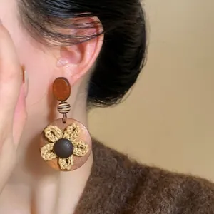Gedetailleerd aanzicht van vintage bruine geweven bloemoorbel in Maillard boho-stijl