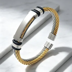 Bracciale a cavo intrecciato bicolore con piastra opaca e design aperto a forma di C.