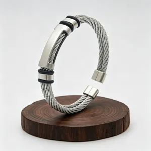 Bracciale da uomo in cavo d'acciaio al titanio con piastra opaca e apertura a forma di C.