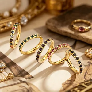 Detail van 3mm gouden titanium stalen ringen met veelkleurige zirkonia om te stapelen.