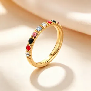 Gedetailleerde weergave van gouden titanium stalen ring met gekleurde zirkoonstenen
