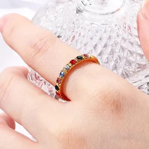 Gedetailleerde opname van een 3mm gouden titanium stalen ring met gekleurde steen