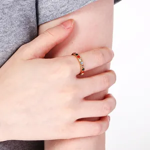 Close-up van een 3 mm roestvrijstalen eeuwigheidsring met kleurrijke zirkonia stenen.