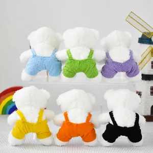 Vista posteriore di orsetti di peluche con tute colorate in velluto a coste