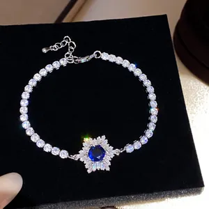 Exquisites silbernes Tennisarmband mit einem atemberaubenden blauen Zirkon-Schneeflocken-Mittelstück