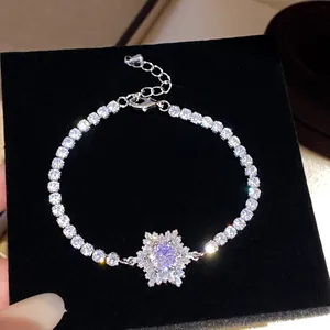 Elegantes silbernes Zirkon Schneeflocken Armband mit lavendelfarbenem Stein auf schwarzem Samt