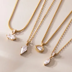 Gros plan de colliers en acier inoxydable plaqué or 18 carats avec pendentifs en zircone