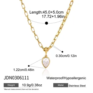 Vue détaillée du collier en acier inoxydable doré avec pendentif goutte en zircon.