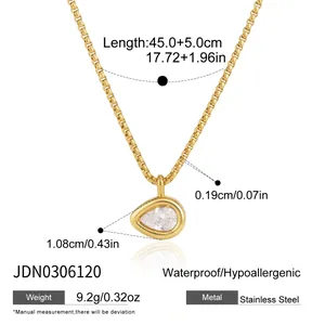Vue détaillée du collier en acier inoxydable plaqué or 18 carats avec pendentif zircon
