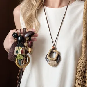 Collana con pendente geometrico in legno etnico vintage e dettagli in corda.