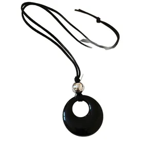 Collana con pendente circolare nero in stile etnico vintage con perla argento decorativa