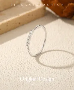 Gedetailleerde opname van S925 sterling zilveren ring met moissanite stenen en kralenrand