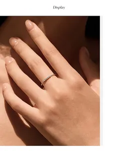 Elegante close-up van een delicate S925 sterling zilveren kralenring met moissaniet op hand
