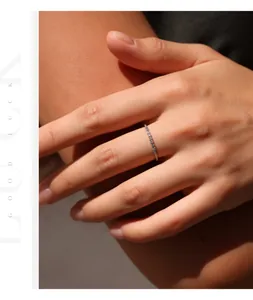 Close-up van een elegante S925 zilveren moissanite ring aan de vinger van een vrouw.