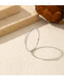 Detailopname van een delicate moissaniet kralenring van gepolijst S925 sterling zilver