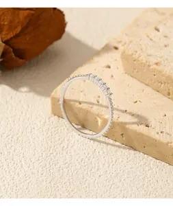 Gedetailleerd overzicht van een elegante S925 sterling zilveren ring met moissaniet