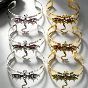 Detailansicht von Vintage-Emaille-Drachen-Armreifen in poliertem Gold und Silberglanz