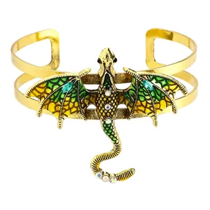 Detailansicht eines Vintage-Emaille-Drachenschmucks mit Goldfinish und Kristallen.