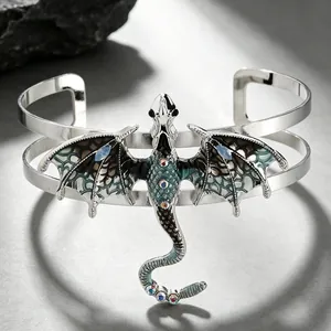 Detailansicht eines Vintage Drachen Armreifs mit farbiger Emaille und glitzernden Kristallen.
